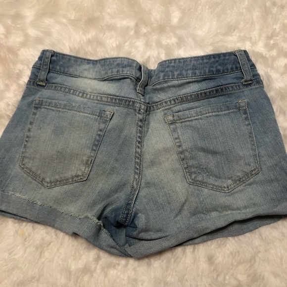 3/$10 MOSSIMO Distressed Light Wash Denim Shorts - Picture 2 of 4